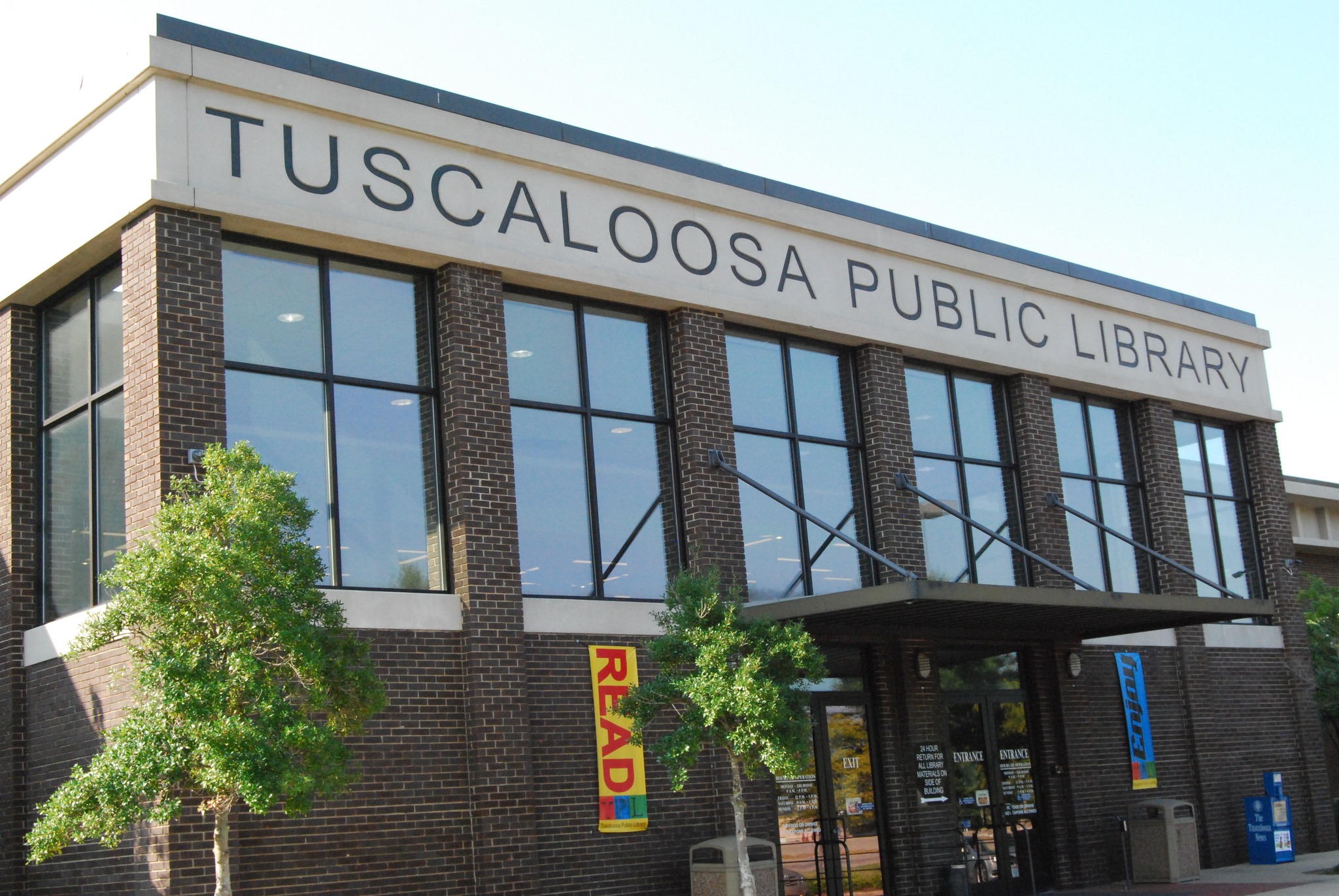Outside view of Tuscaloosa Public Library